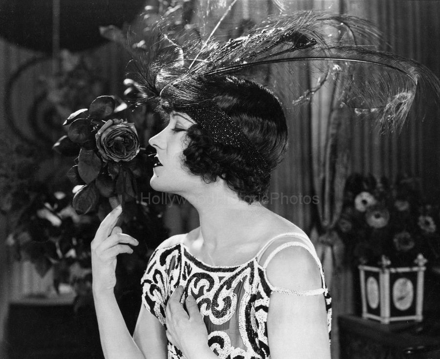 Gloria Swanson 1922 5 WM.jpg